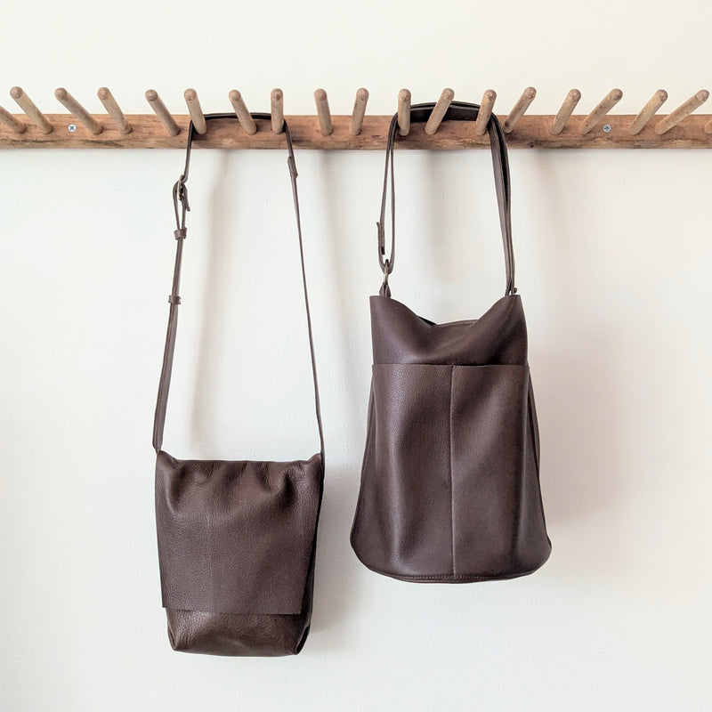 The Small Bolsa - V. 2023 - Milk Chocolate Brown - Zipper Closure