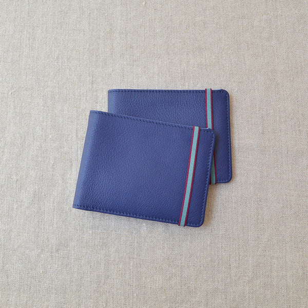 Carre Royal Minimalist Wallet has card slots, multipurpose pockets, and note compartment. Waterproof calfskin and vegetal tanned leathers. Made in France. 